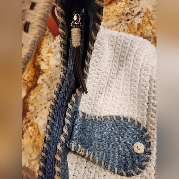 Tommy Hilfiger crochet purse. - Picture 6 of 8